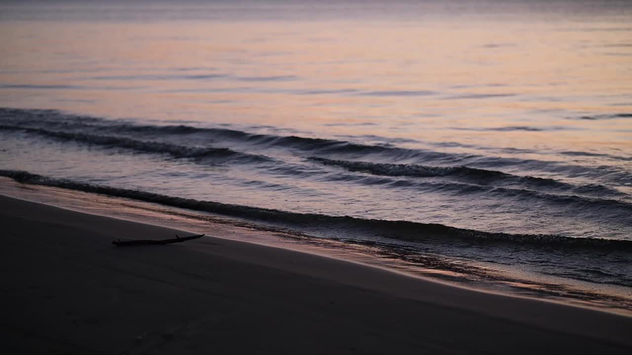 平静的大海和黄昏的波浪视频下载