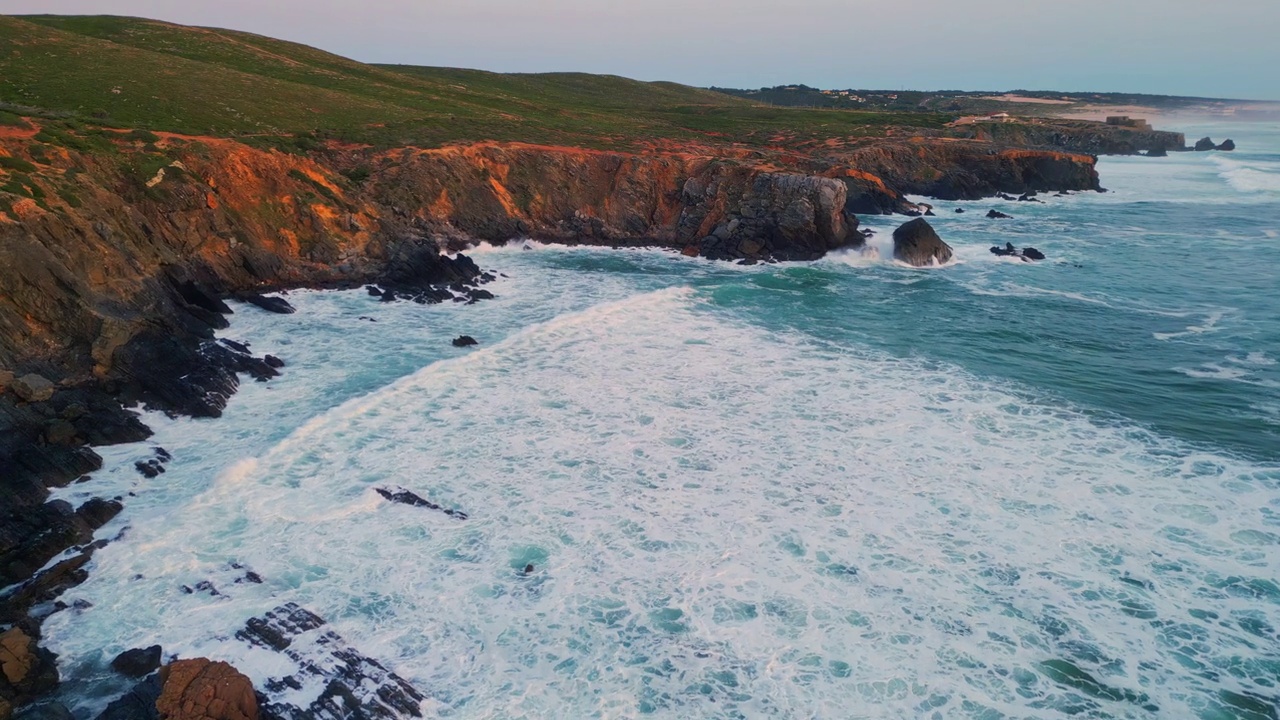 暴风雨般的海浪撞击悬崖，早晨的海景慢动作。大海溅视频素材