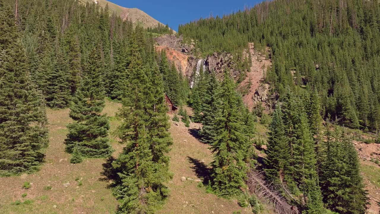 鸟瞰高山小屋与瀑布视频素材