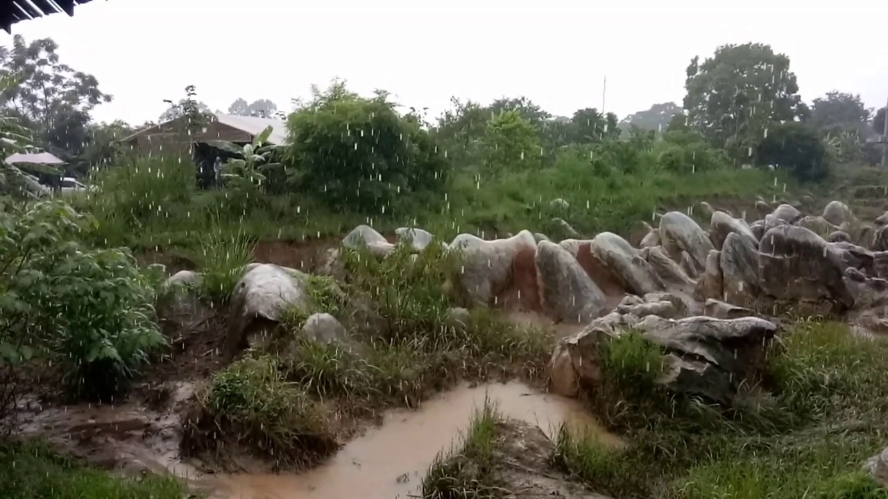 在泰国独特的岩石池塘里下雨视频素材