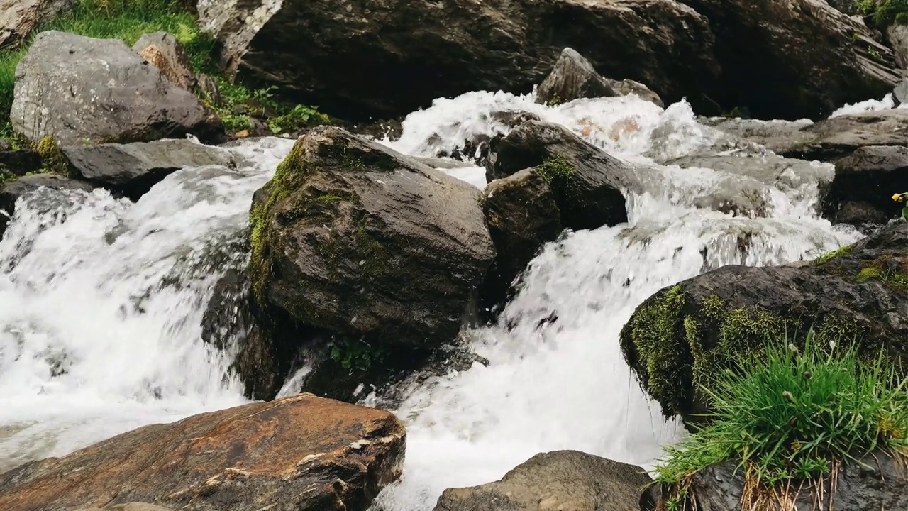 山瀑布巴利亚河在夏天流动在输血加拉萨公路。视频素材