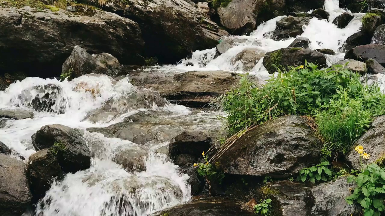 山瀑布巴利亚河在夏天流动在输血加拉萨公路。视频素材