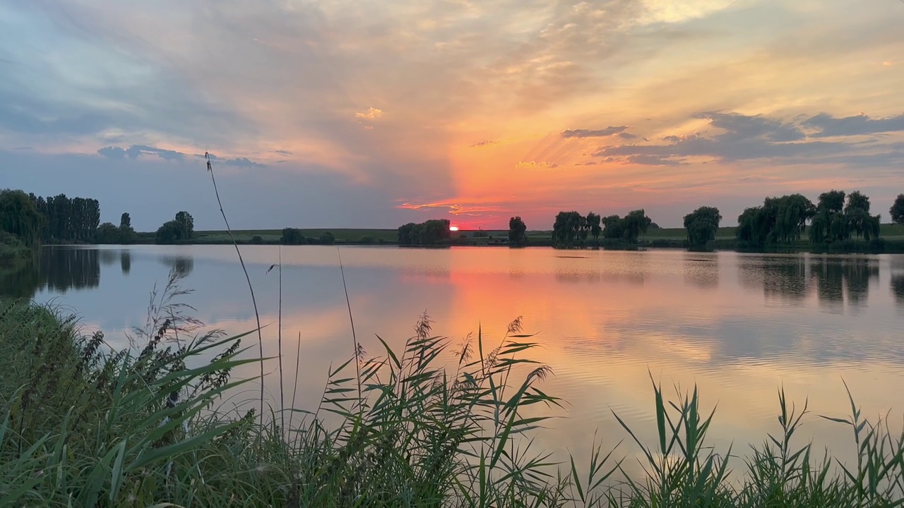 湖上的夕阳视频素材