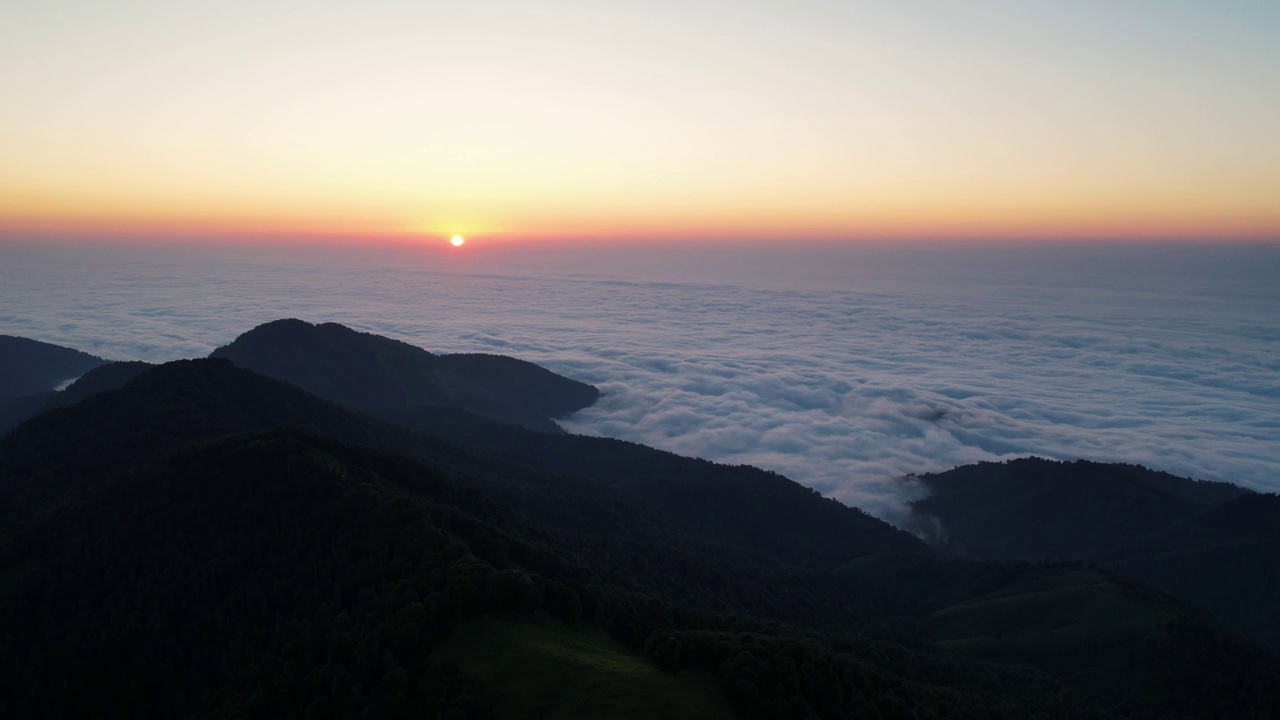 日落和云彩的时间流逝。云在山间流逝。视频素材