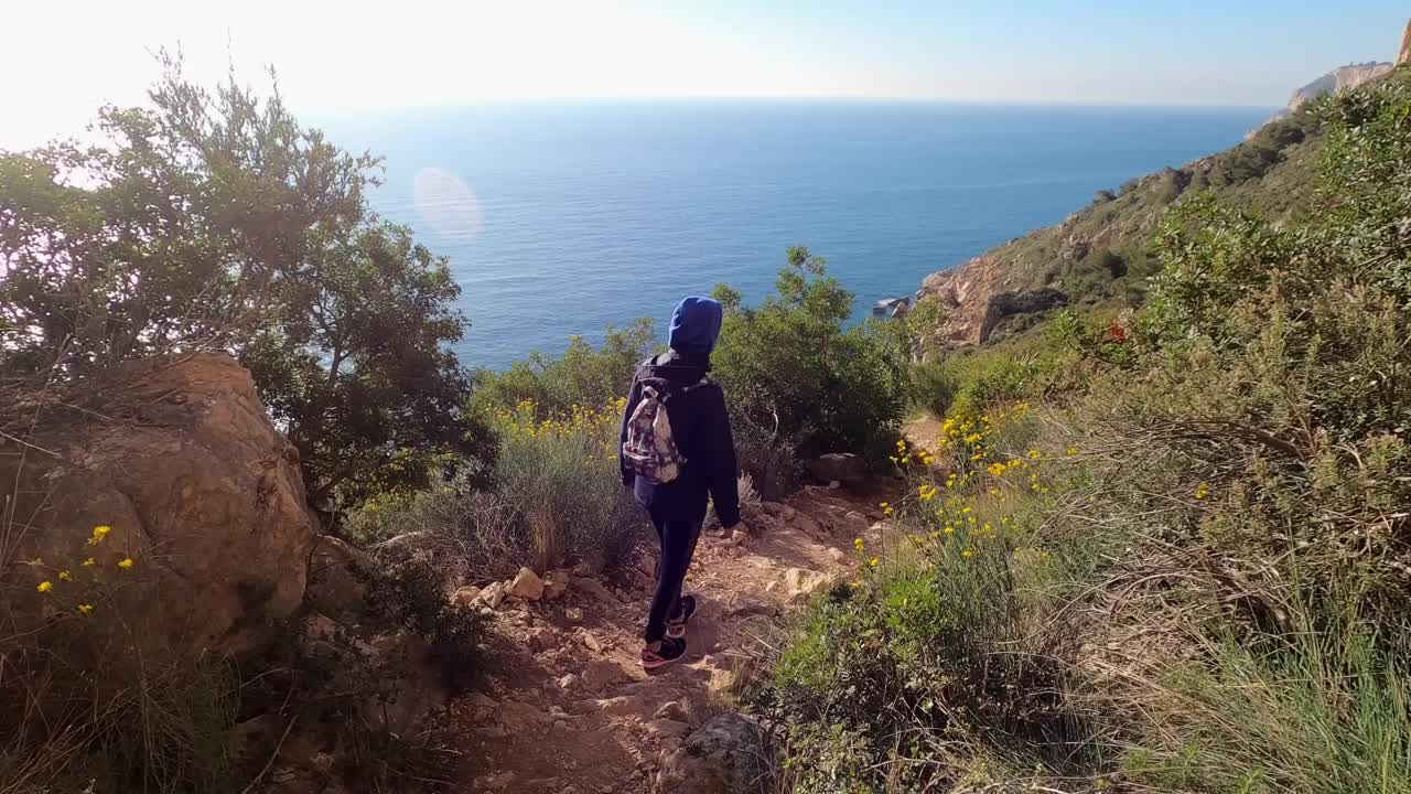 以大海为背景的女孩徒步旅行视频下载