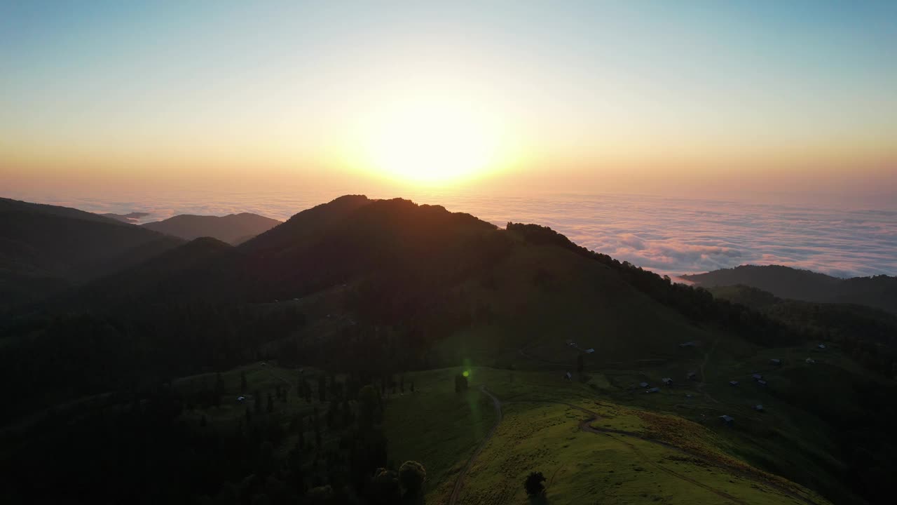 山中美妙的日落。橙色的太阳在云层的背景上。山与云4K。视频素材