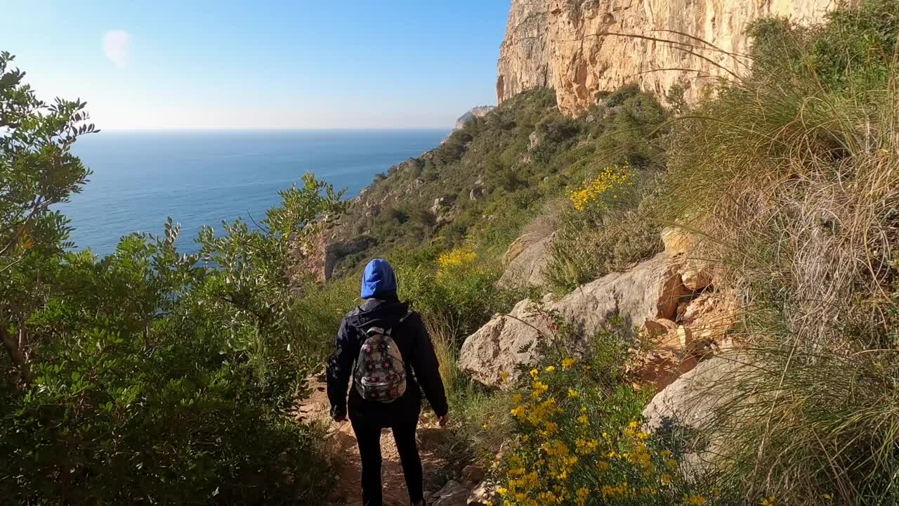 以大海为背景的女孩徒步旅行视频下载