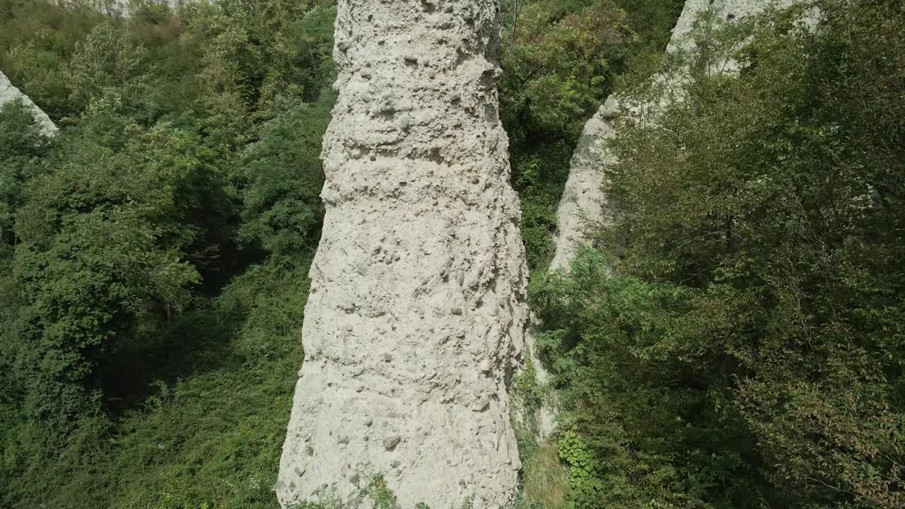 金字塔地带，由侵蚀形成的大型岩柱-伦巴第，意大利视频素材