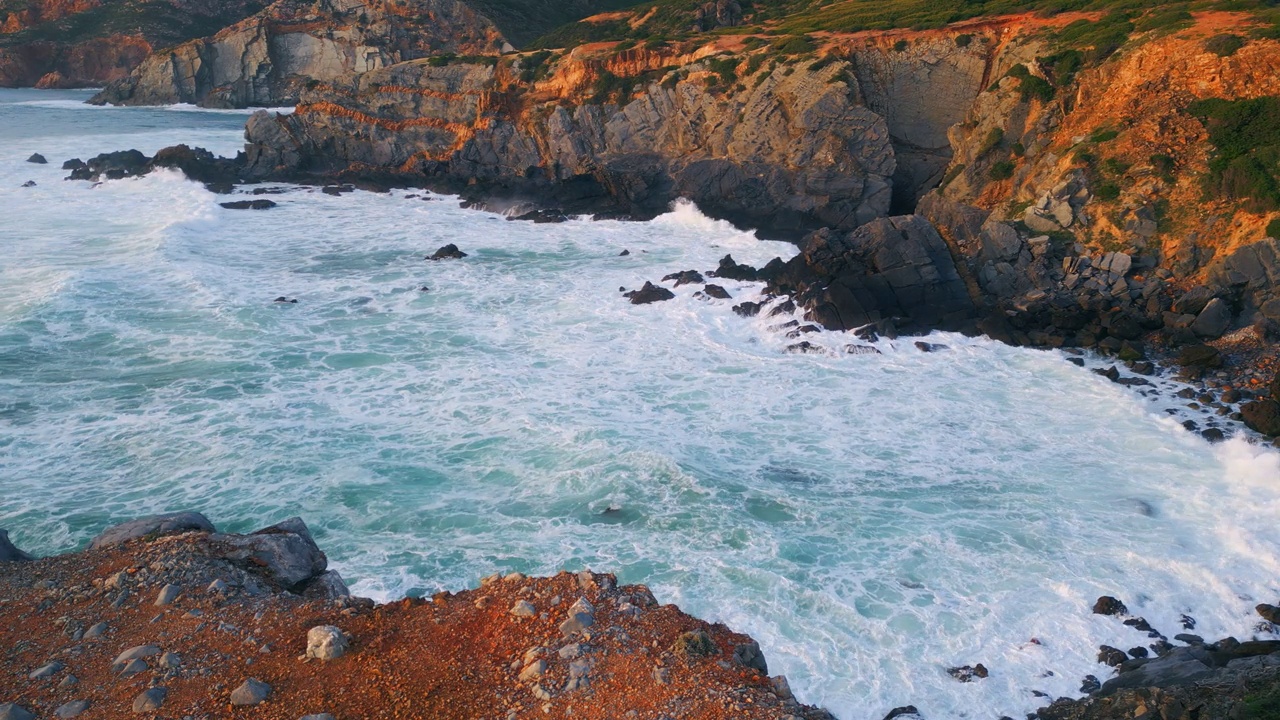 岩石海岸，风暴海洋，泡沫。巨浪冲击着危险的火山悬崖视频素材