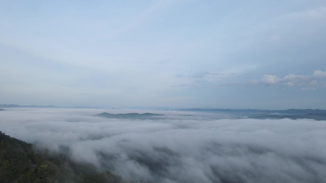 清晨，薄雾笼罩着泰国莱伊清汗的富thok山。视频素材