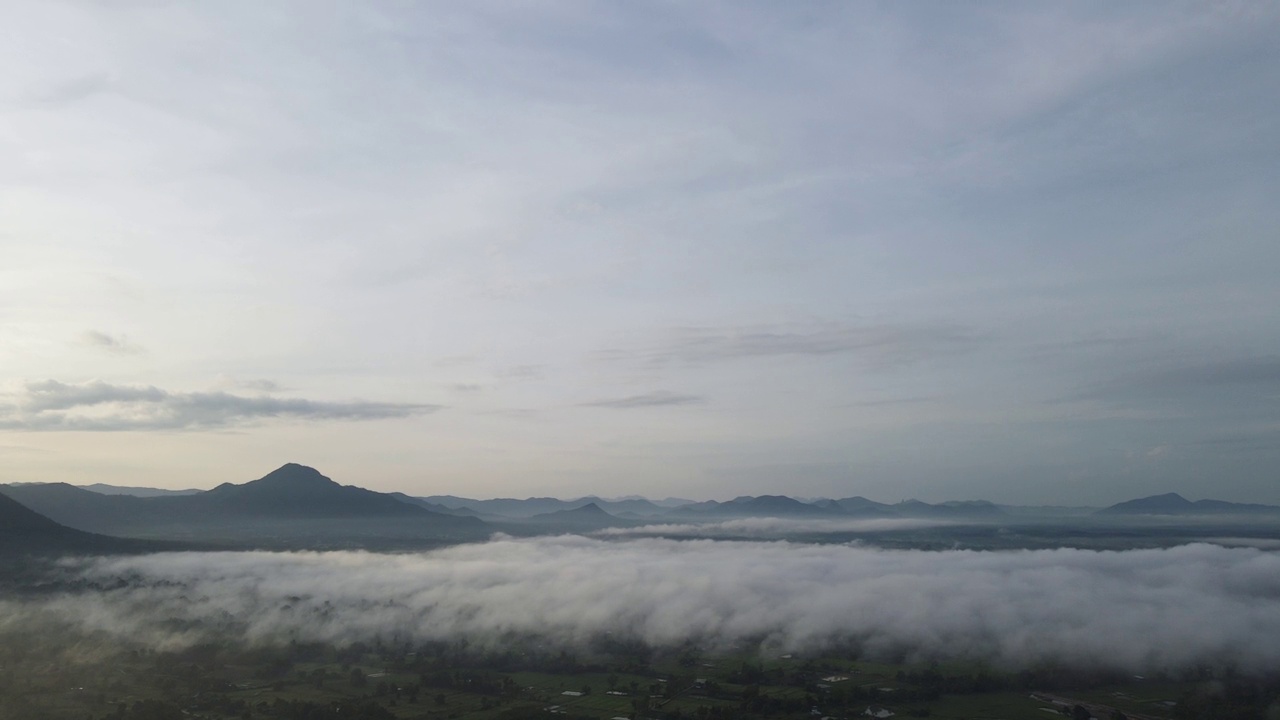 清晨，薄雾笼罩着泰国莱伊清汗的富thok山。视频素材