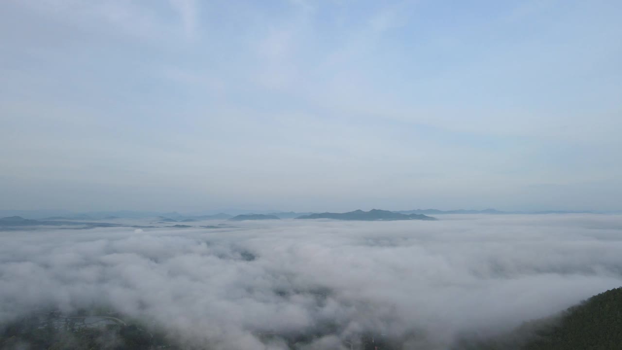 清晨，薄雾笼罩着泰国莱伊清汗的富thok山。视频素材