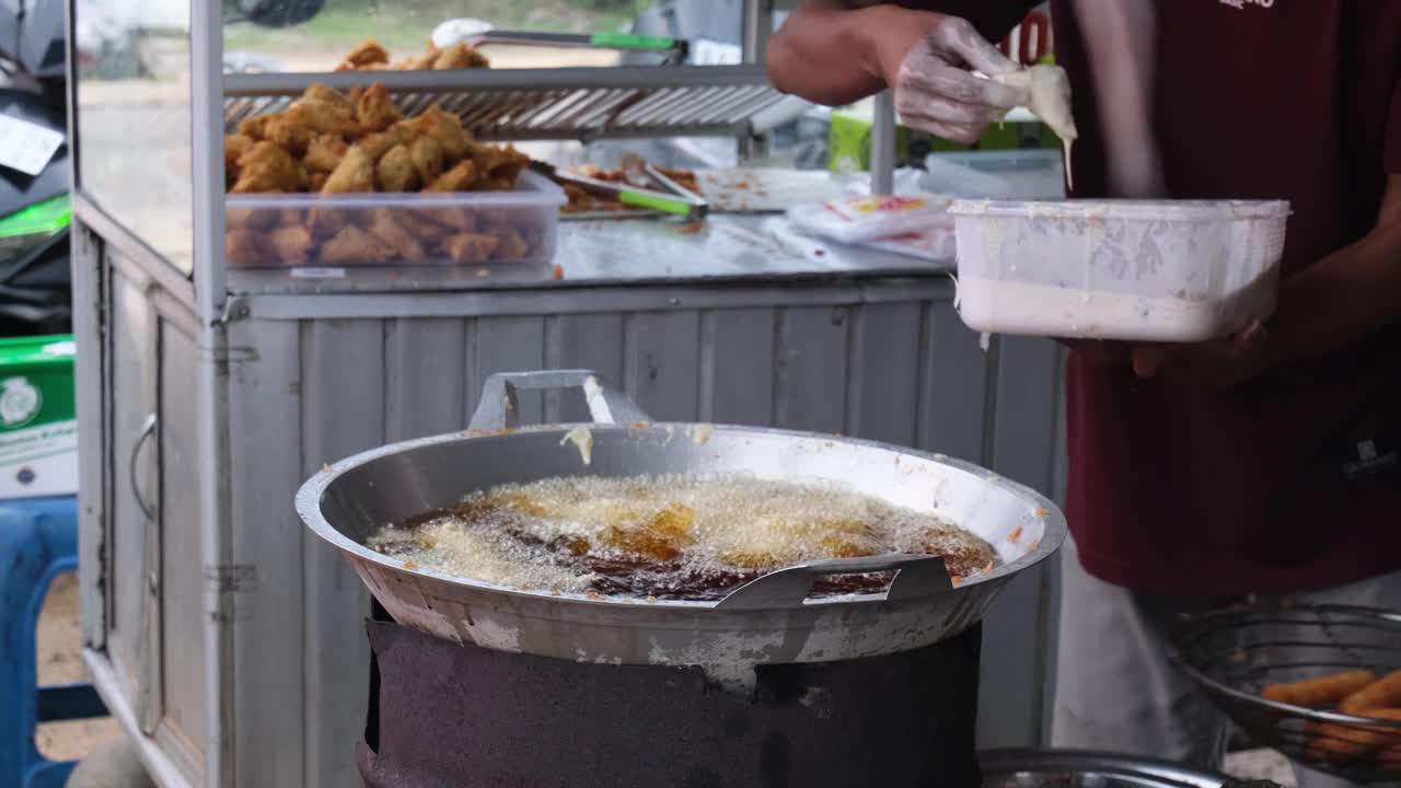 街头小吃摊贩油炸食品视频素材