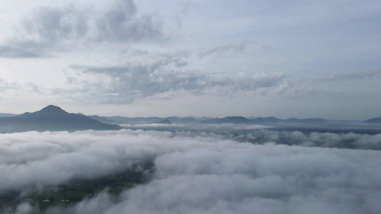 延时拍摄，风景全景图富thok山雾蒙蒙的早晨。视频素材