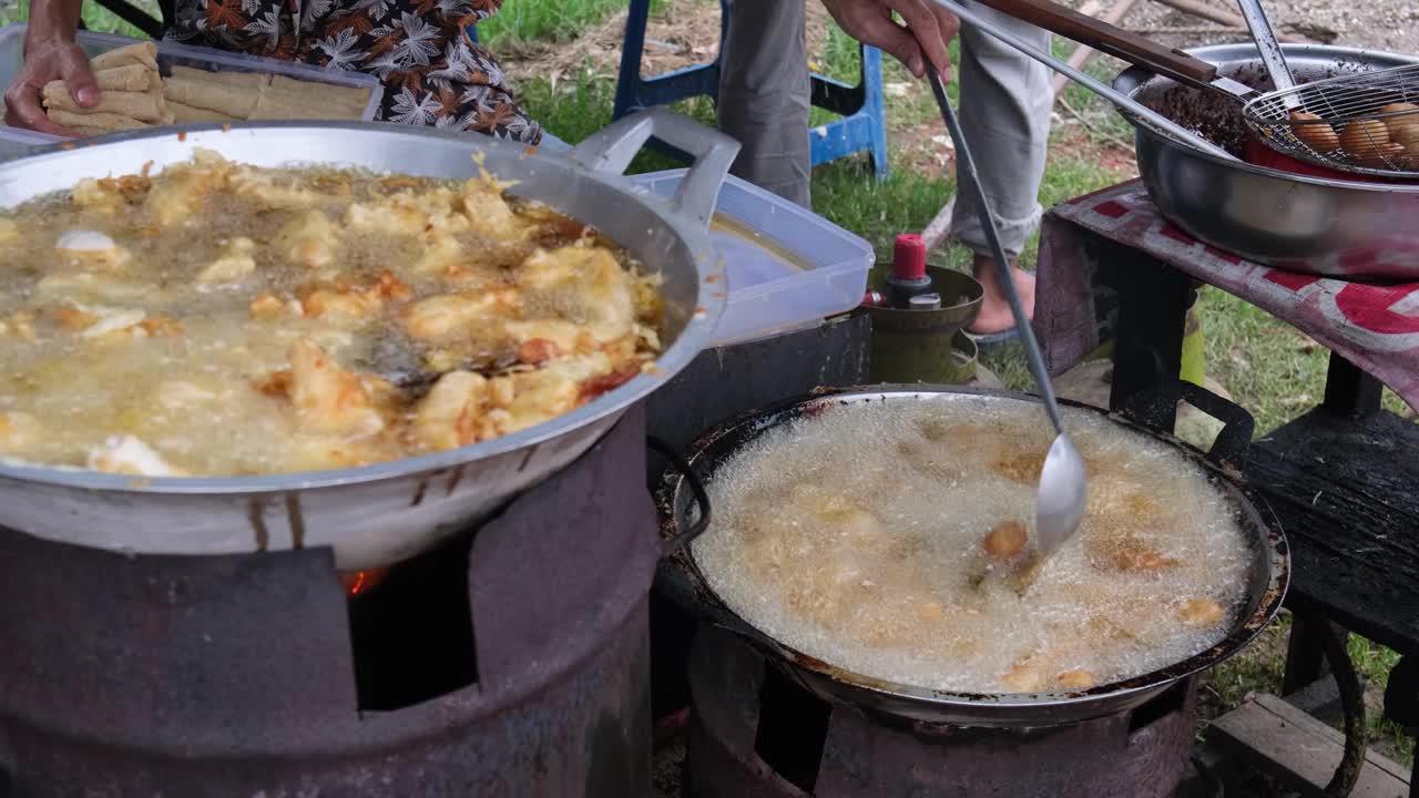 街头小吃摊贩油炸食品视频素材