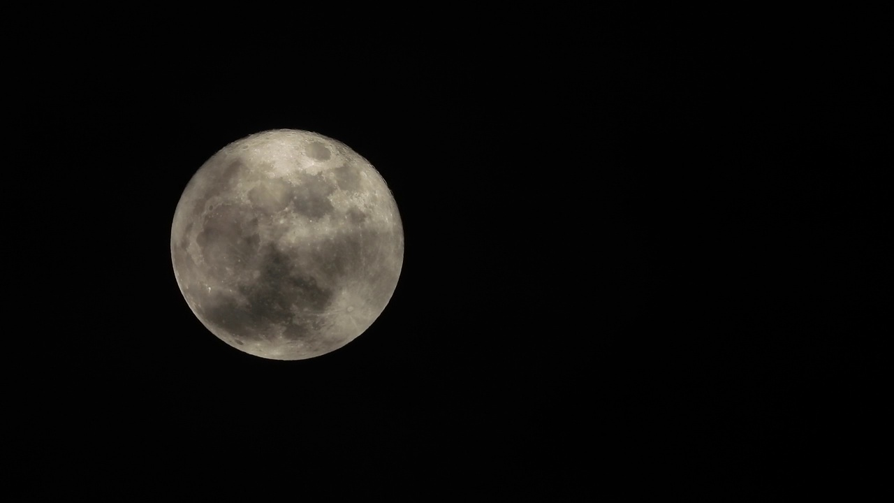 乌云掠过满月，实时拍摄。夜晚的满月和实时的云。视频素材