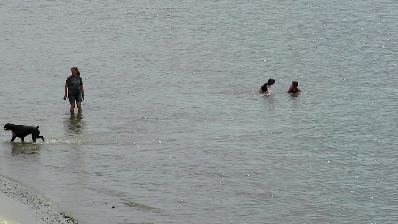妇女和儿童在河里洗澡视频素材