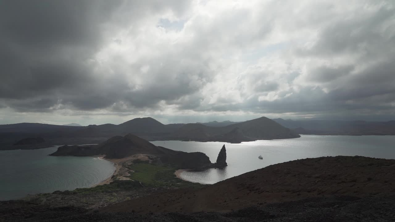 在厄瓜多尔加拉帕戈斯群岛的两个海滩之间，巴托洛梅岛火山景观的陡峭悬崖和著名的尖顶岩视频素材