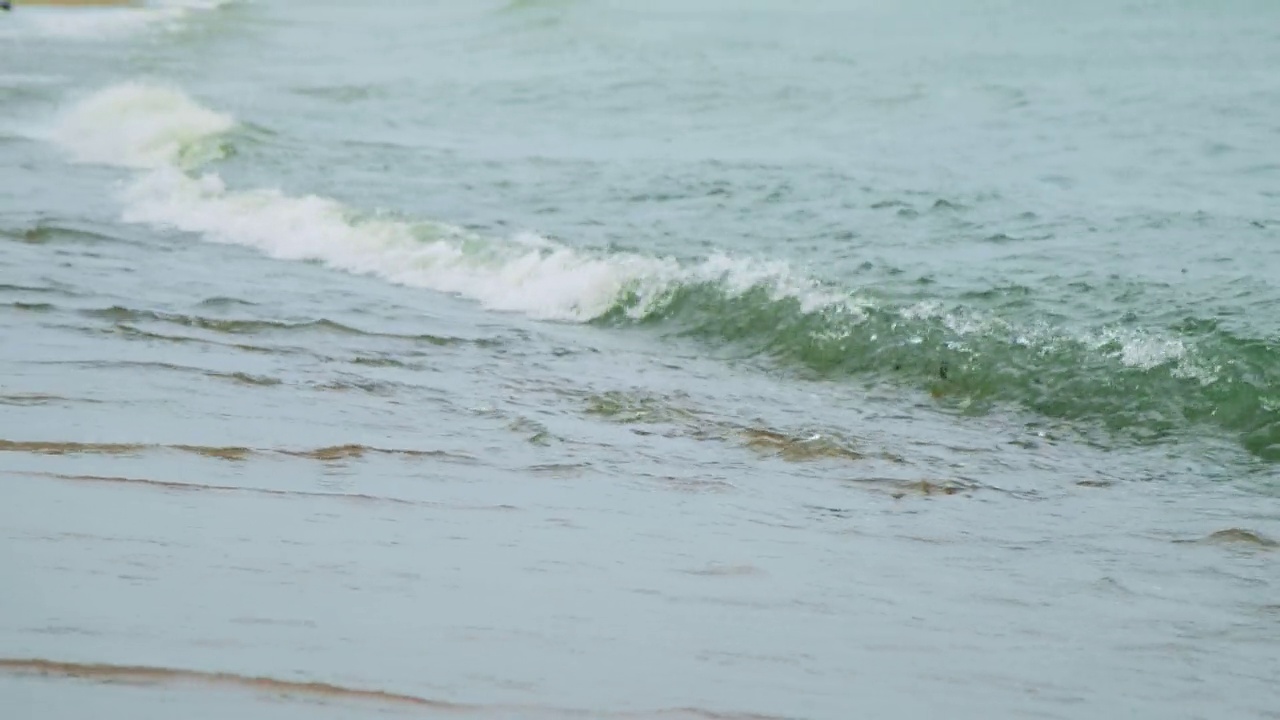 透明的海浪缓慢地向海岸移动。海浪平静地冲刷着岩石海滩的特写。美丽的风景放松。平静，冥想，放松的概念。视频素材