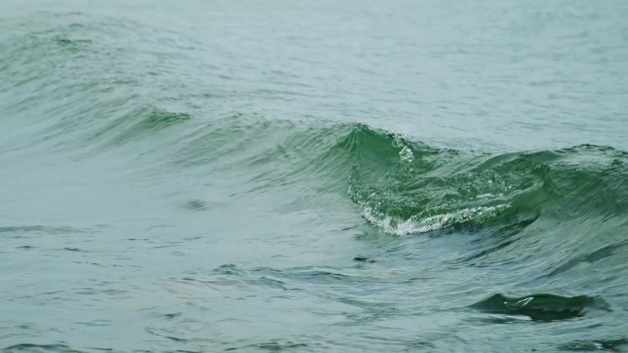 海浪的纹理美丽磅礴。惊人的风景在戏剧性的风暴海浪海景。北欧海岸岩石海岸附近强烈海浪的特写。水和海浪上的涟漪。视频素材