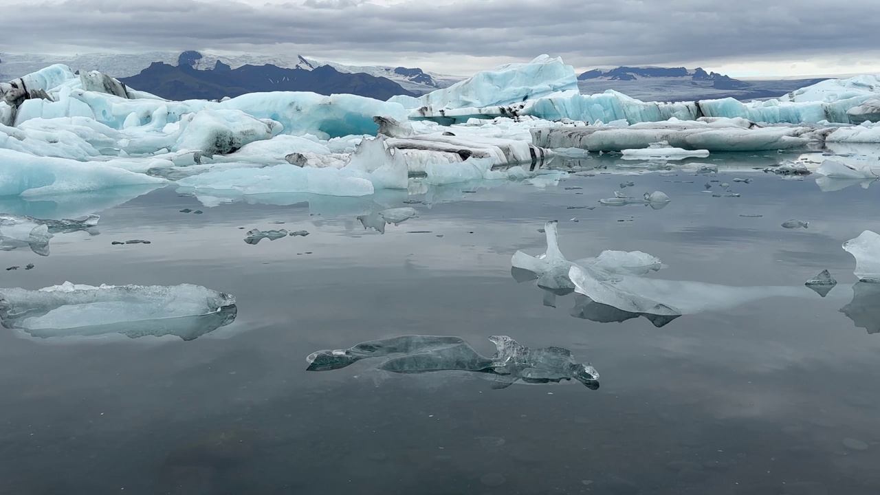 冰岛的Jokulsarlon冰川泻湖，大块的蓝色冰山，欧洲的寒冷景观视频下载