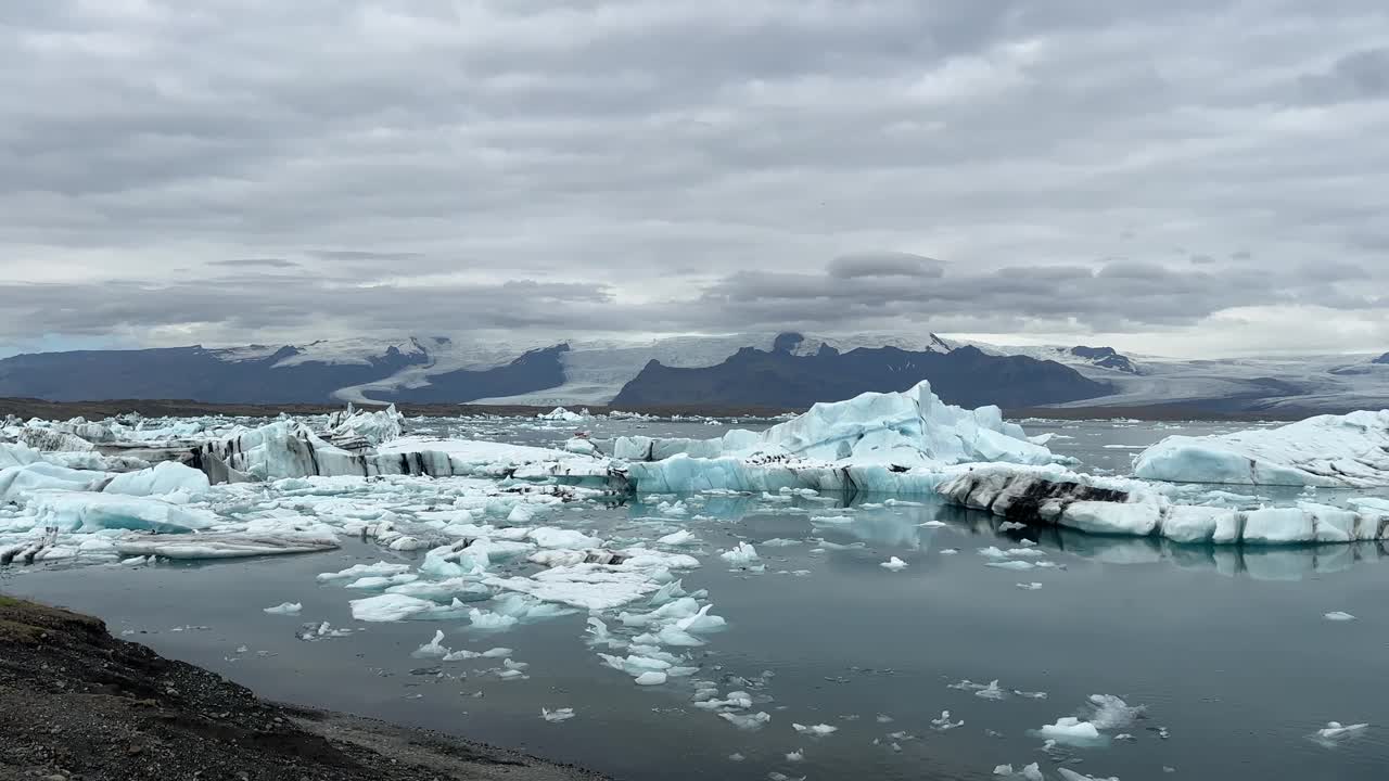 冰岛的Jokulsarlon冰川泻湖，大块的蓝色冰山，欧洲的寒冷景观视频素材