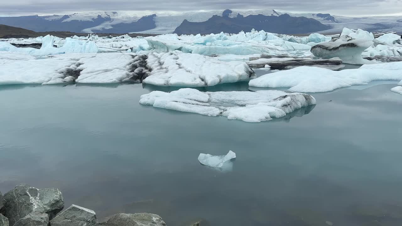 冰岛的Jokulsarlon冰川泻湖，大块的蓝色冰山，欧洲的寒冷景观视频素材