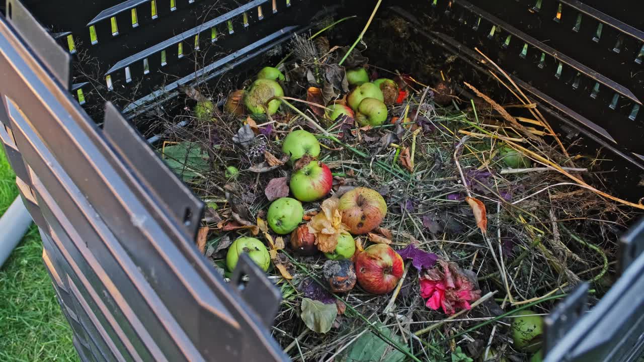 塑料堆肥箱，用于收集蔬菜和食物残渣的家庭有机废物，为花园土壤生产天然肥料视频素材