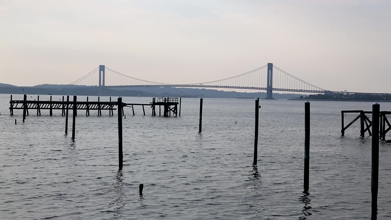 从纽约布鲁克林远眺维拉扎诺海峡大桥(纽约日落，流水，哈德逊河，大西洋)视频素材