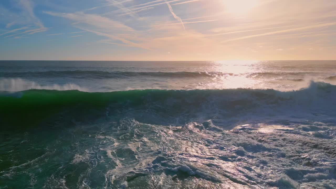 强大的海浪翻滚的海岸阳光明媚的早晨。巨大的海浪产生泡沫视频素材