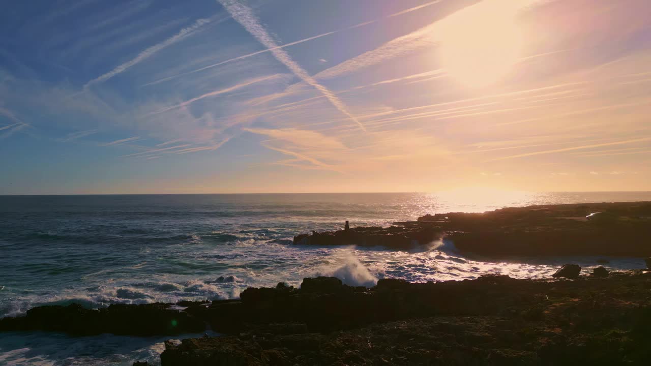 阳光明媚的日子里，大海冲击着海岸峭壁。空中海浪翻滚，岩石自然视频素材