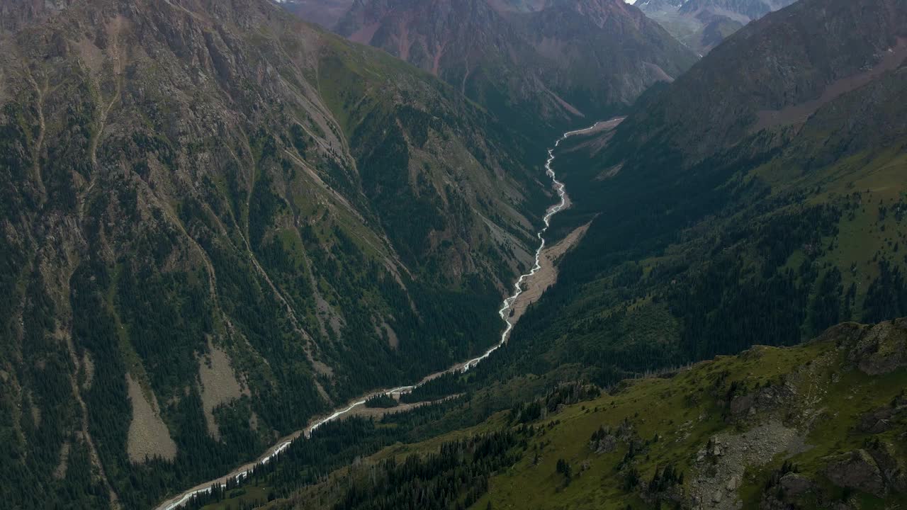 在大峡谷的河上缓慢飞行视频下载