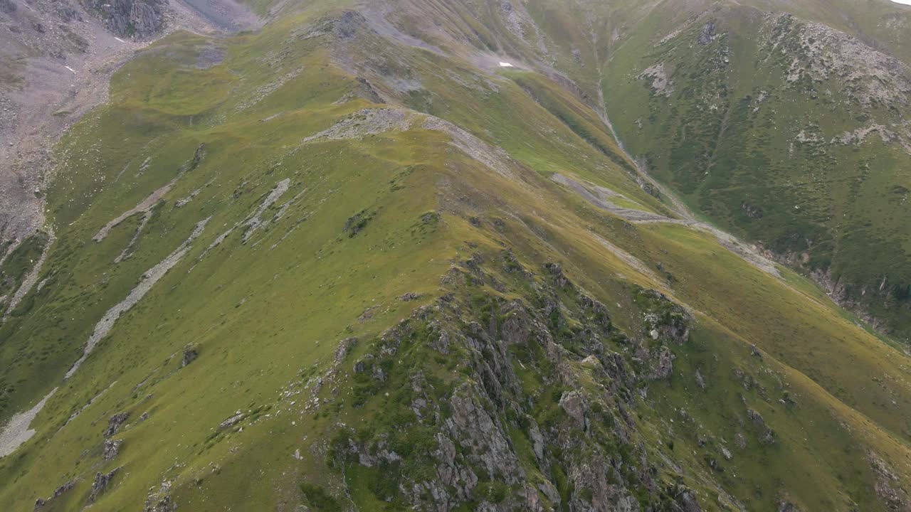 缓慢的空中接近和高山高架桥在高的国家视频下载