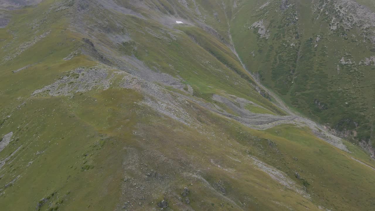 多云天气下峡谷里的岩石斜坡视频素材