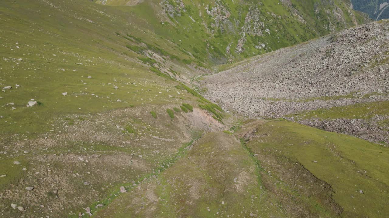 下山穿过落基山脉的峡谷视频素材