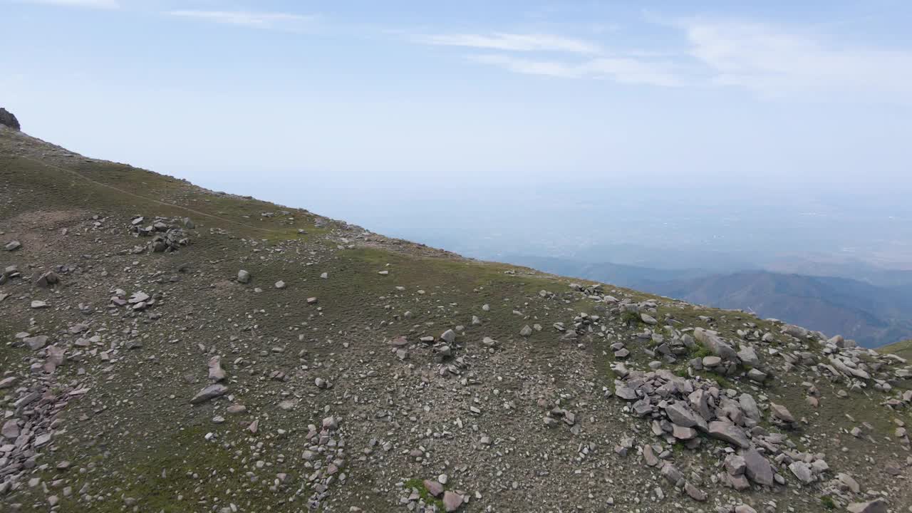 飞越小山，进入山谷视频下载