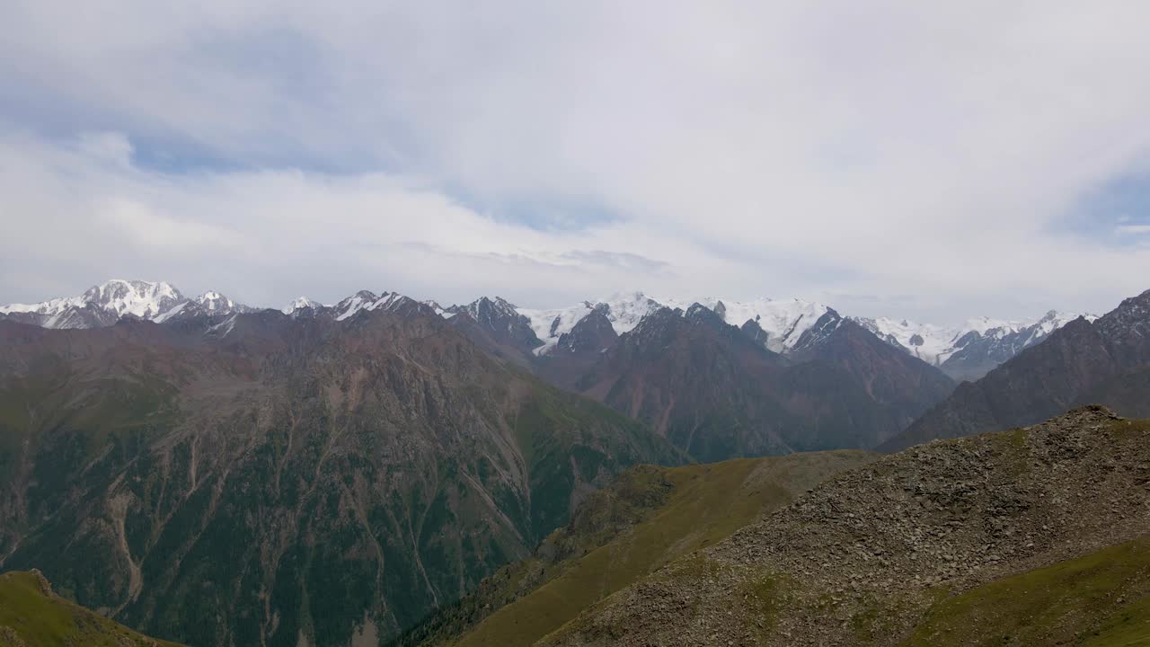 山峰和山坡的全景图视频下载