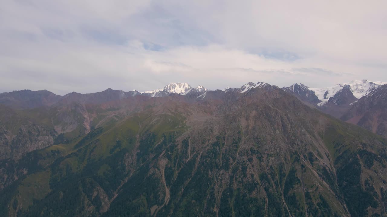 慢慢接近山峰的斜坡视频素材