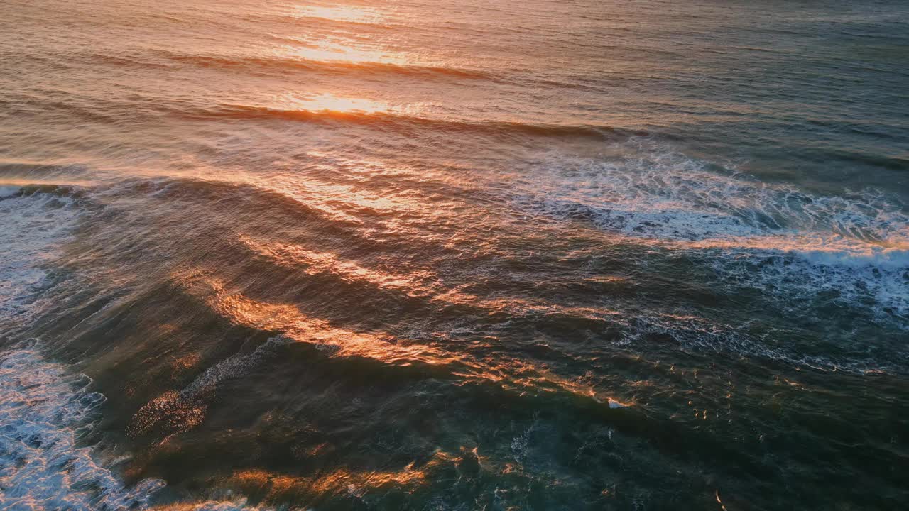 日落海洋反射太阳的特写。平静的早晨海面上的日出视频素材