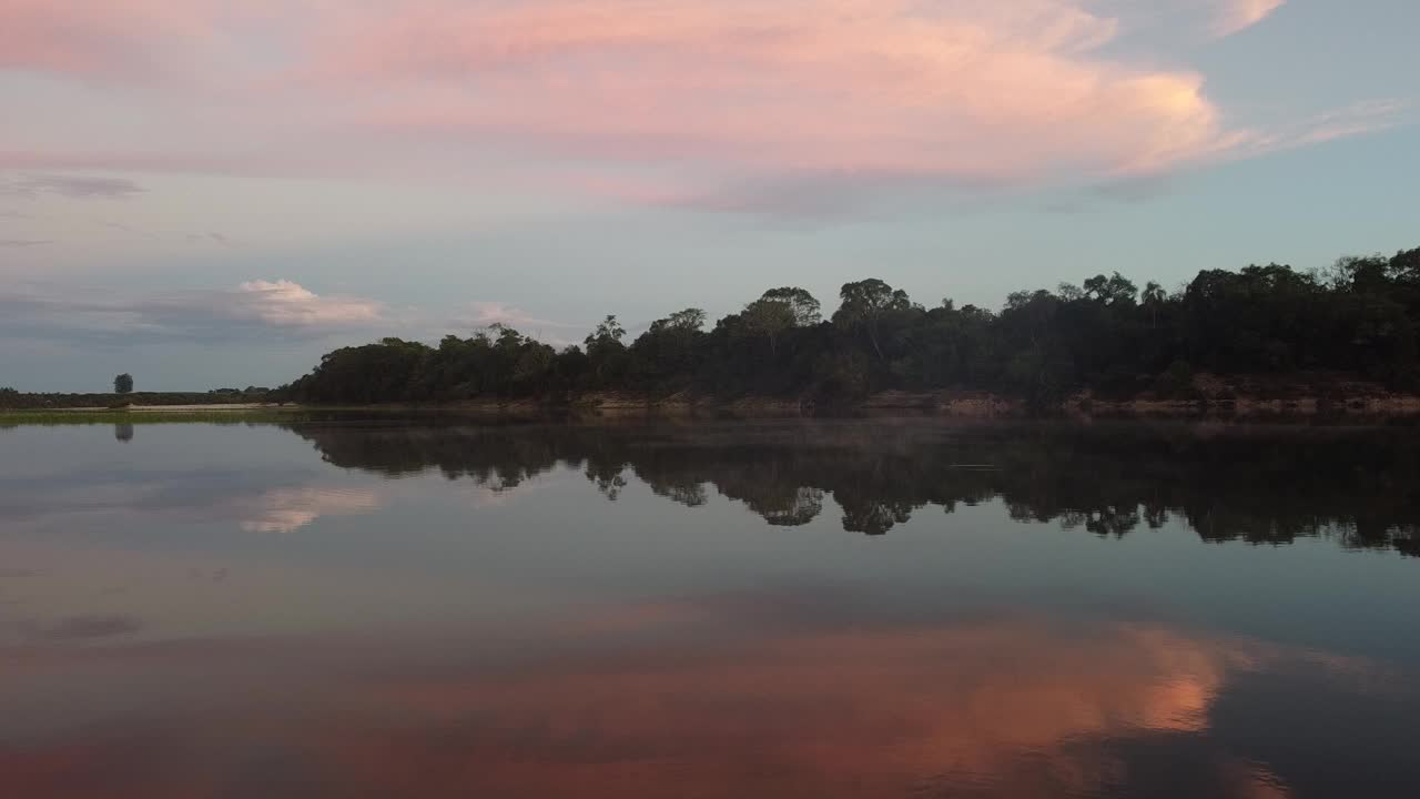 在夕阳下的河水上徘徊视频素材