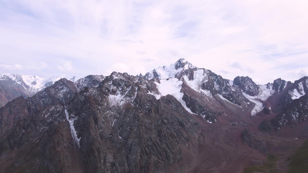 雪中巨大的岩石山峰视频下载