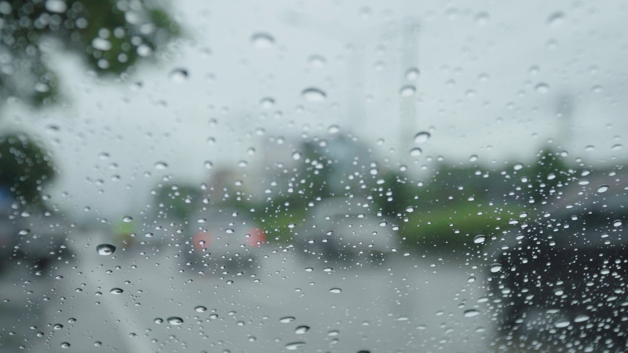 4k雨在镜子上，没有聚焦的交通背景视频素材