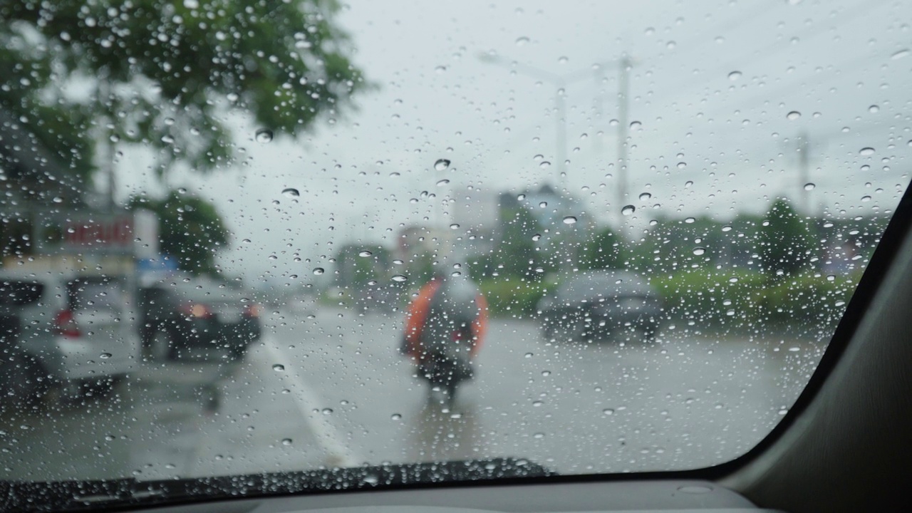 4k雨在镜子上，没有聚焦的交通背景视频素材