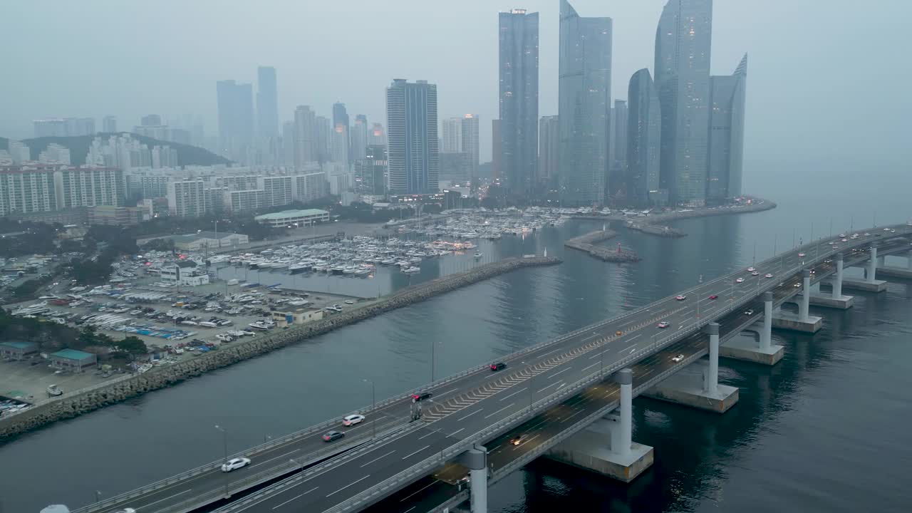 韩国釜山海云台广安桥和海洋城市鸟瞰图视频素材