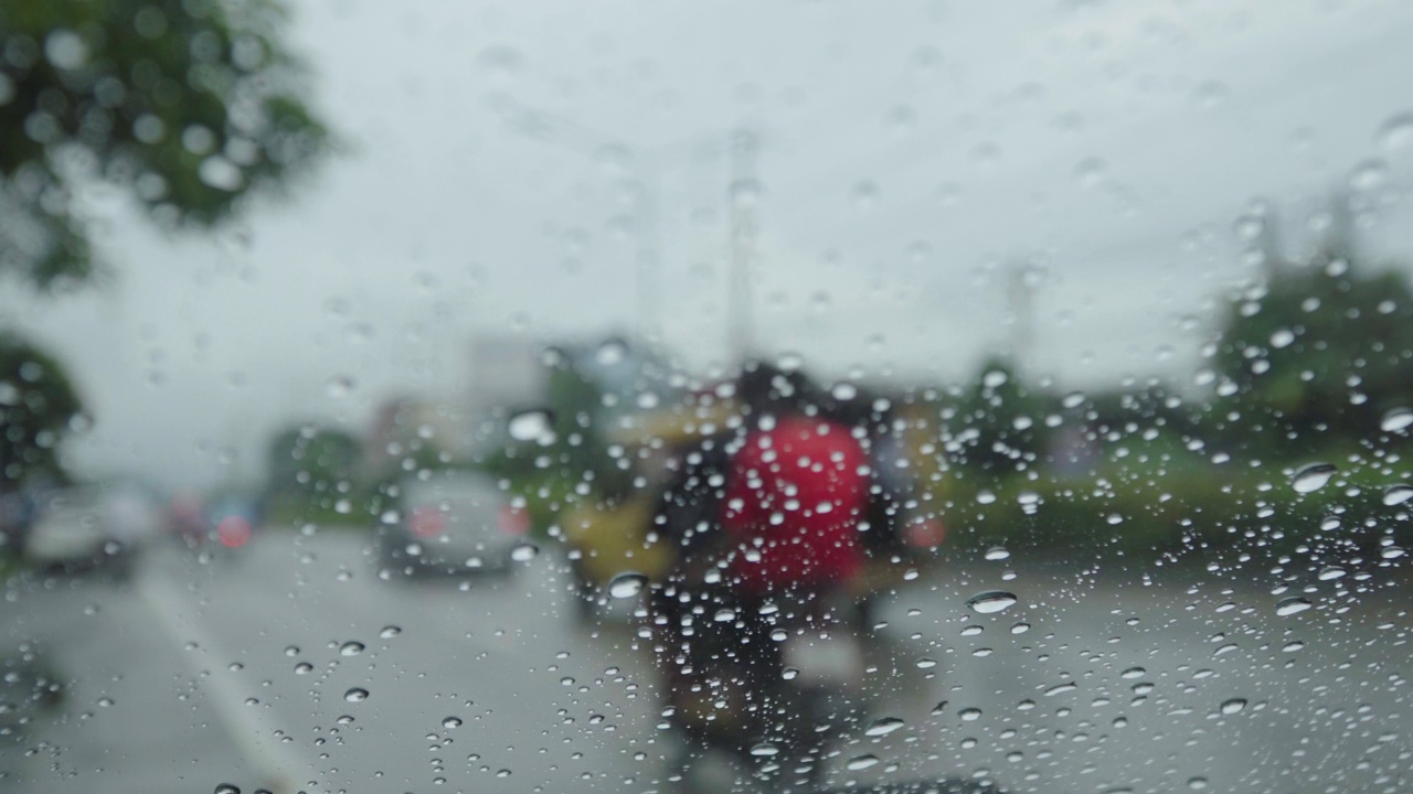 4k雨在镜子上，没有聚焦的交通背景视频素材