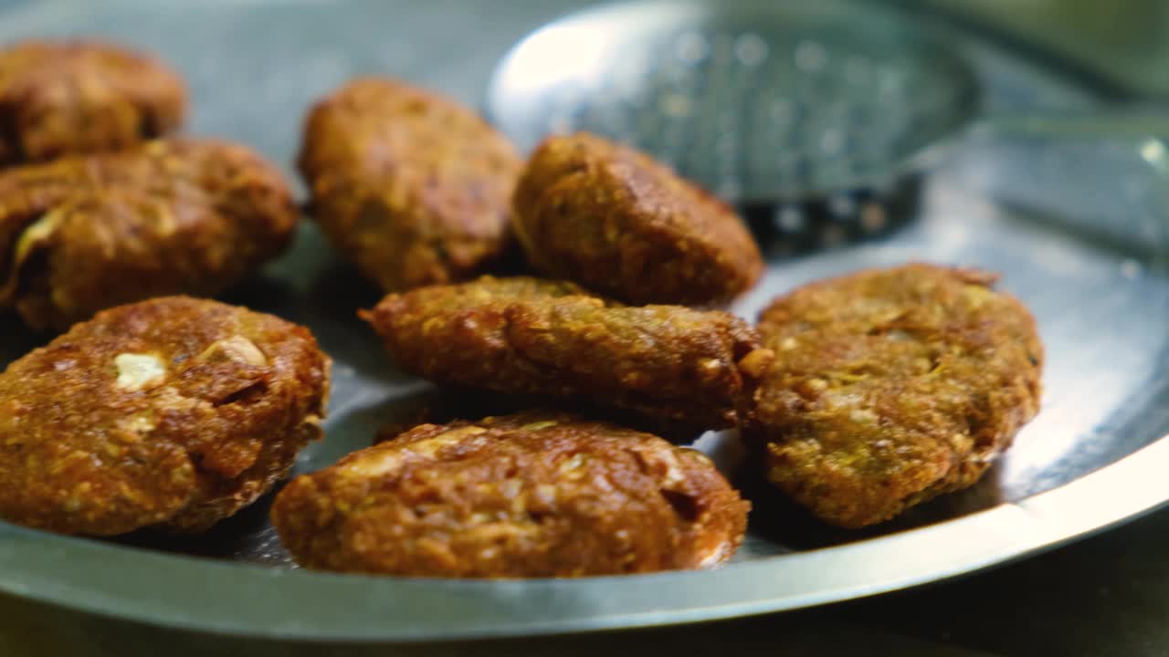 炸生Koftas, pakoda为蔬菜Kofta咖喱一种印度食物，4k镜头视频下载