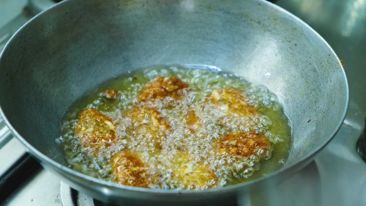 炸生印度煎蛋饼，在kadai的pakoda为蔬菜咖喱印度食品，4k镜头视频下载