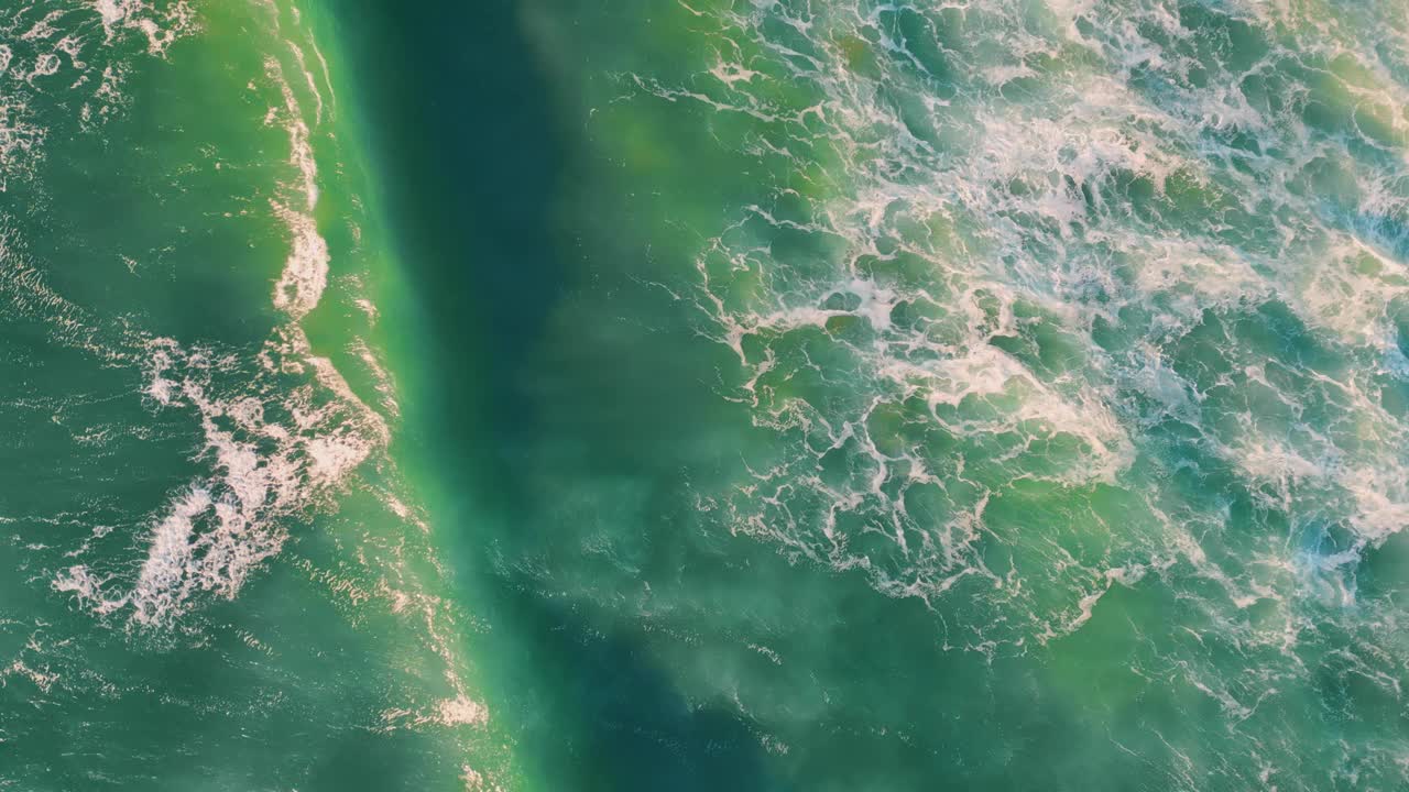 暴风雨海面上的浪花。无人机拍下了汹涌的海浪视频素材