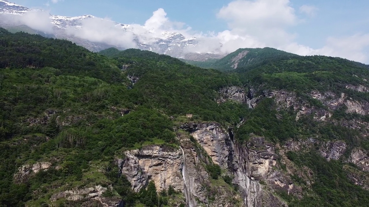 无人机拍摄的夏季阿尔卑斯山峰云和积雪。视频素材