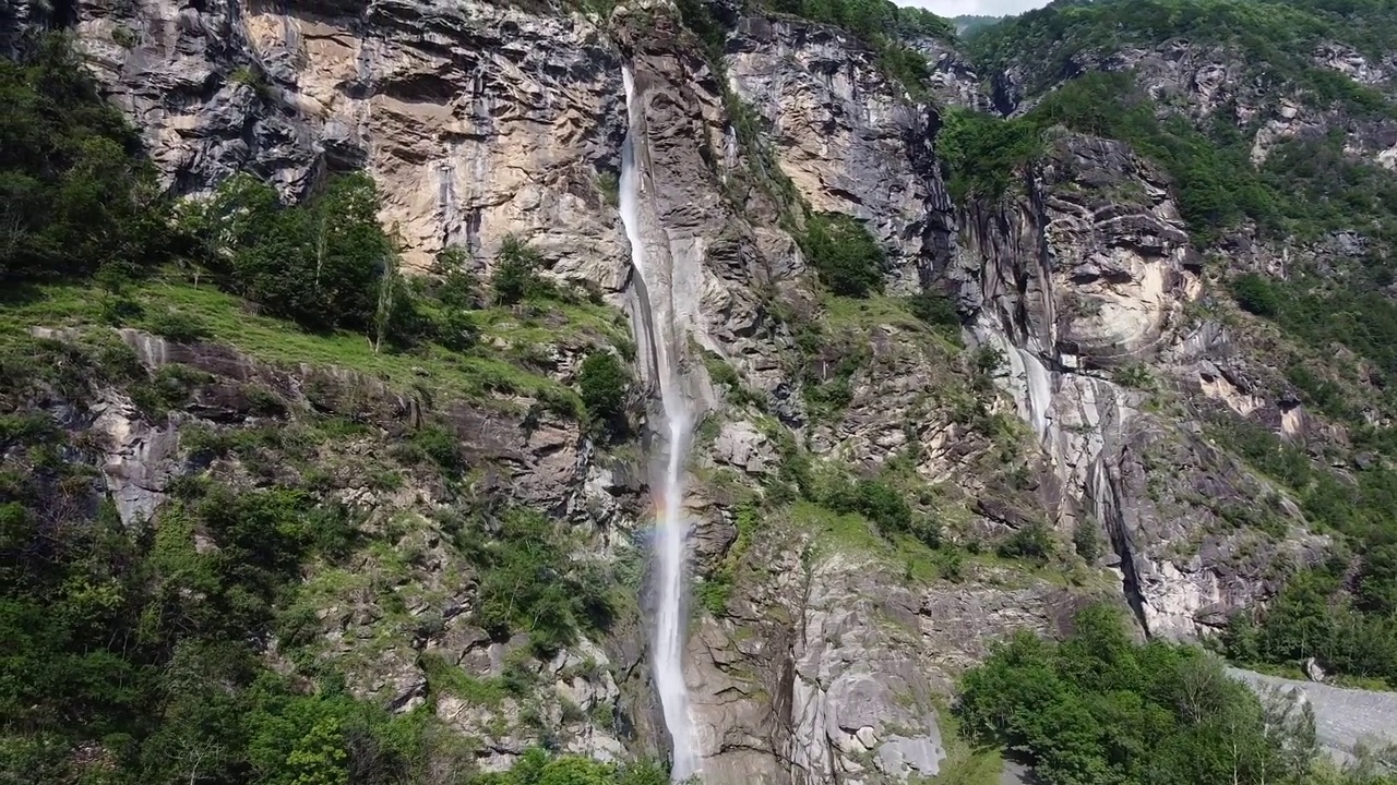 鸟瞰意大利阿尔卑斯山脉，皮埃蒙特的Cascata Di Novalesa瀑布视频下载